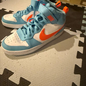 Kids' Nike Court Borough Mid 2 sneakers

Barely worn

size